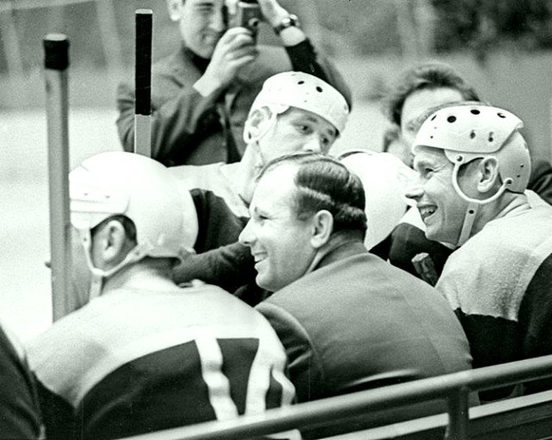 20. Декабрь 1965-го. Юрий Гагарин пришел поболеть за любимую хоккейную команду.