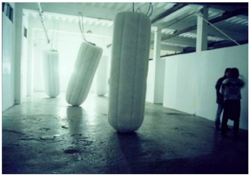 Xu Zhen «Untitled: Female Hygiene Cotton», 2002  Скульптурная композиция Сюй Чжэня «Без названия: Хлопок для женской гигиены» - это в несколько раз увеличенные тампоны