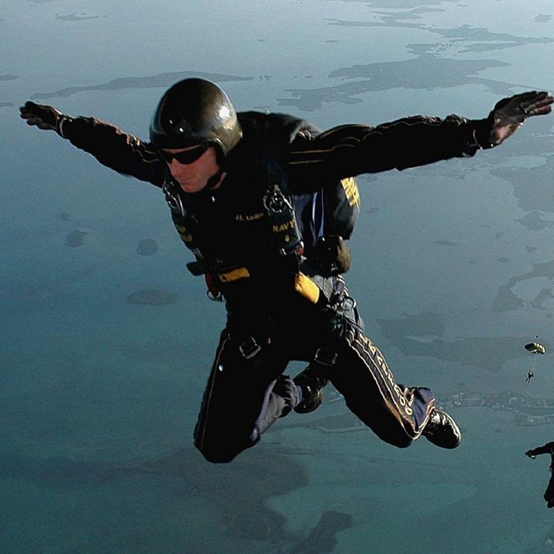 См падение. Прыжок с парашютом на воду Navy. Прыжок с парашютом на воду Seals. Парашютисты скоростное падение. Скорость прыжка с парашютом.