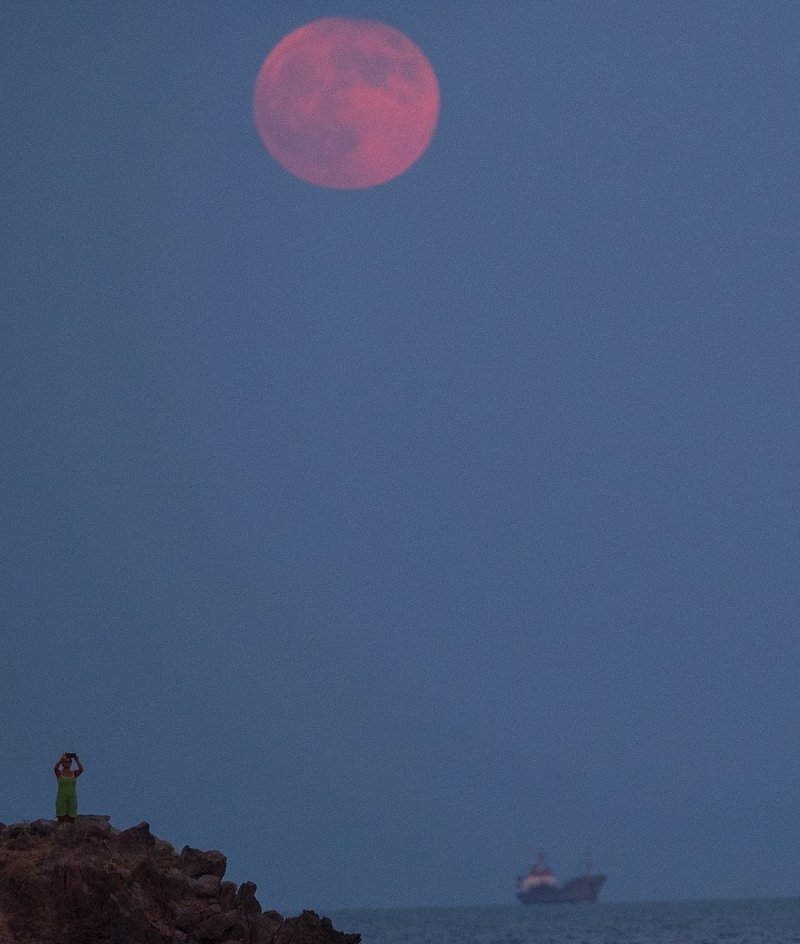 Земляне наблюдали за красной Луной