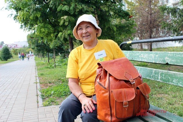Путешествующая бабушка. Старушки путешествуют. Бабушка путешествует. Старушка путешественница.