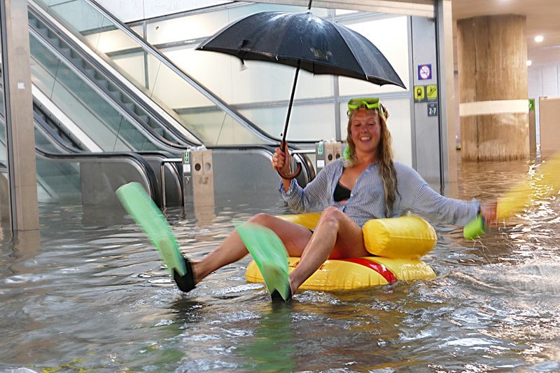 Затопленный после дождей вокзал в Швеции превратили в бассейн