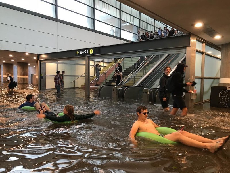 Затопленный после дождей вокзал в Швеции превратили в бассейн