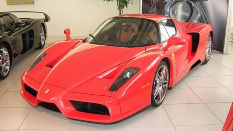 Ferrari Enzo оснащен 6,0-литровым V12 мощностью 660 л. с. Он разгоняется до 100 км/ч за 3,4 с и развивает 350 км/ч.