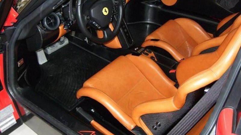 Ferrari Шумахера несколько отличается от стандартной модели. Его комплектацию пополнили электростеклоподъемники и аудиосистема Bose. Салон отделан дорогой кожей Cuoio.