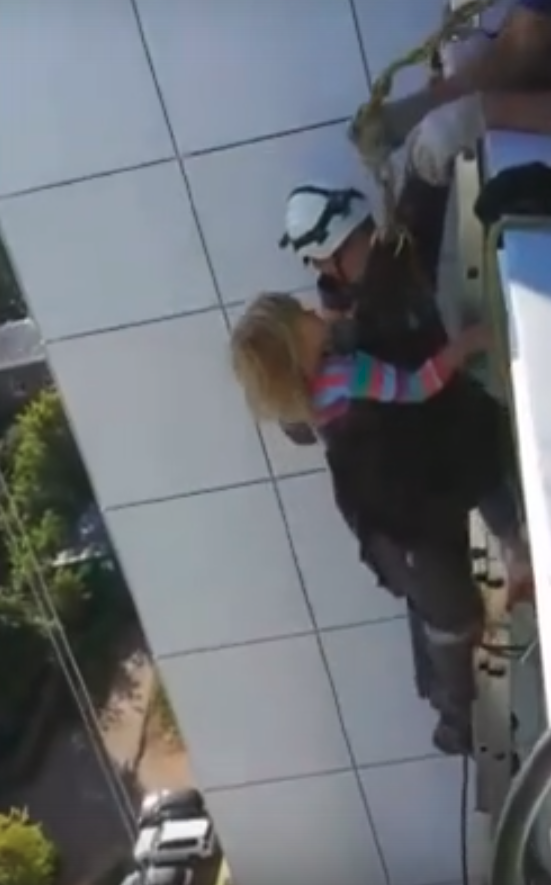 Сотрудники МЧС спасли трехлетнюю девочку, которая всю ночь просидела на козырьке крыши: видео