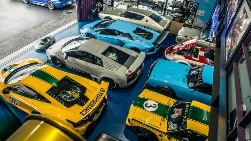 Журналистам британского Top Gear удалось попасть в святая святых – штаб-квартиру Liberty Walk в Нагое. Здесь можно увидеть как тюнингованные суперкары Lamborghini Murcielago и Aventador...