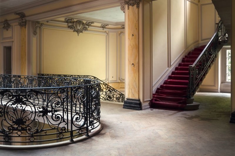 17. Потрясающие элементы декора. Заброшенный дворец Château Lumière, Франция