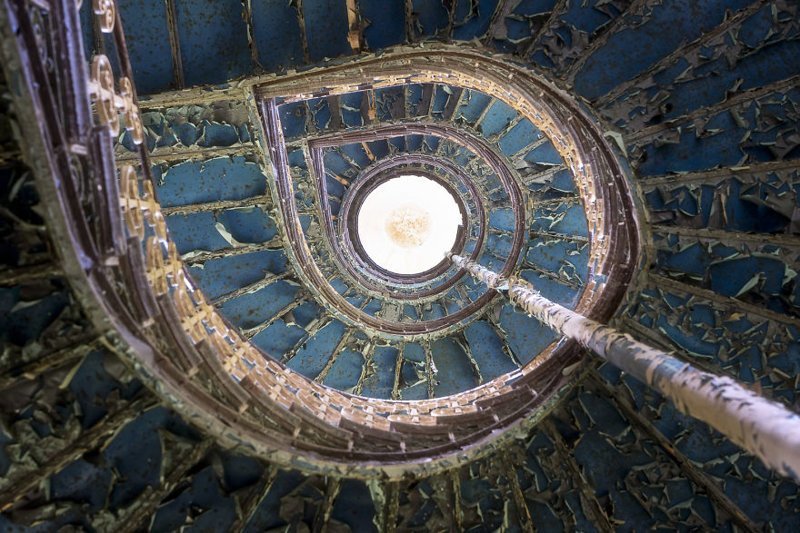 12. Голубая лестница в заброшенном дворце