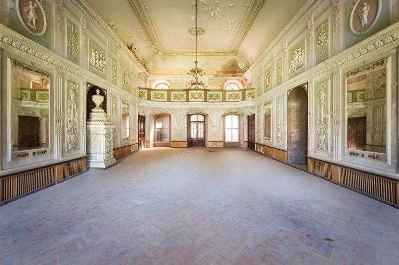 8. Бальный зал в заброшенном дворце (Польша)