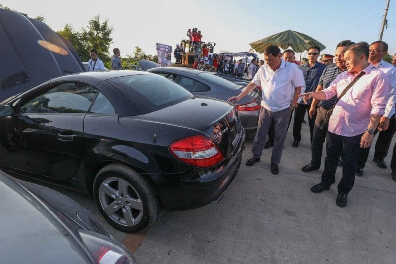 Уничтожением автомобилей и мотоциклов в рамках антикоррупционной программы руководил президент Филиппин Родриго Дутерте.