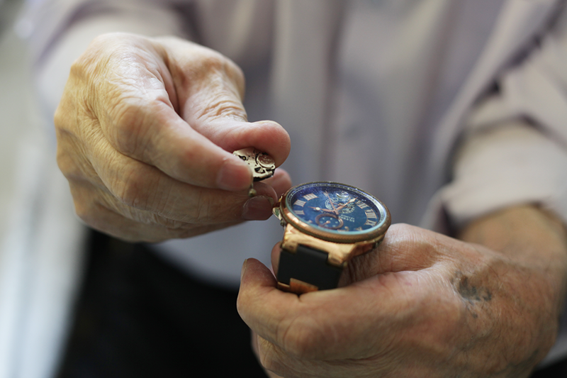 94-летний часовщик рассказал про свою судьбу, войну и хобби