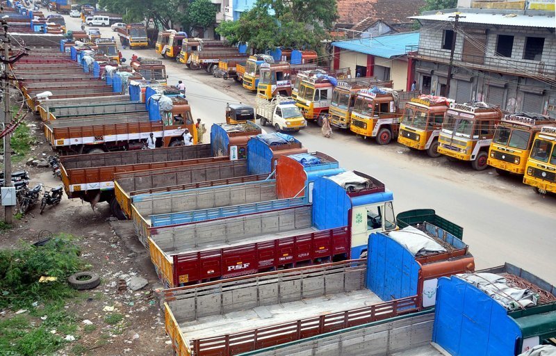 Дешевый дизель, бесплатные дороги: 9-миллионная забастовка водителей грузовиков завершилась в Индии