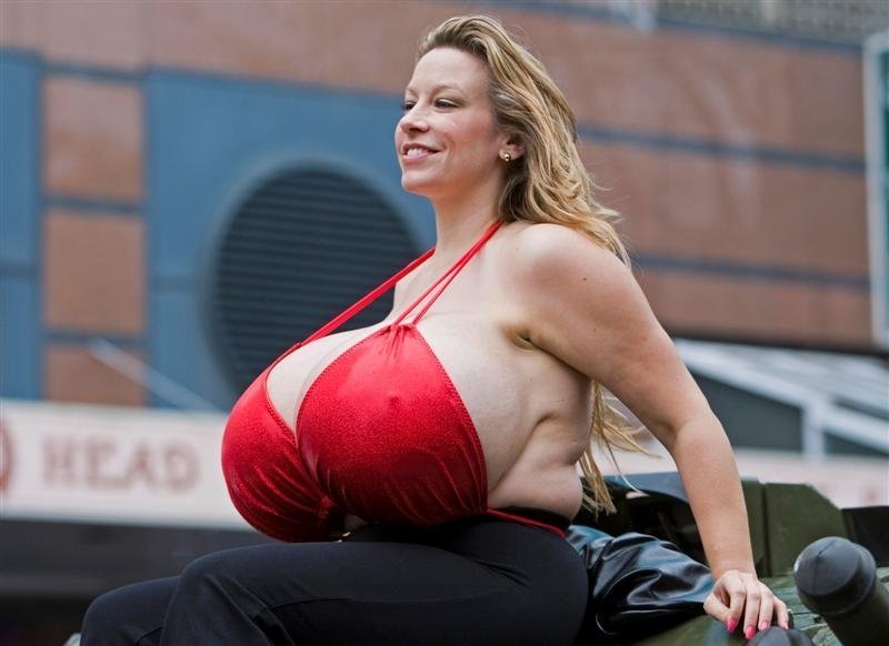 42-летняя стриптизёрша с самой большой в мире грудью – Самые лучшие и интер...