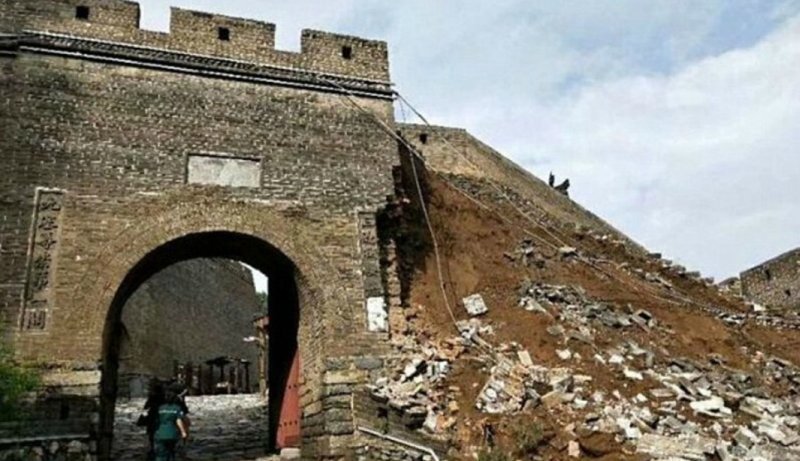 Обрушилась недавно отремонтированная часть Великой Китайской стены