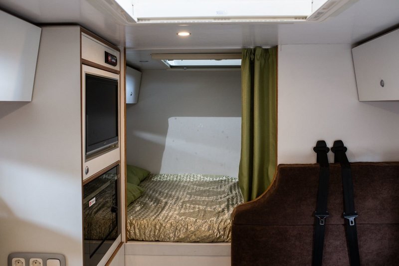 Ширина жилого модуля позволяет разместить кровать поперёк для людей любого роста!
