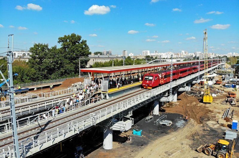 Быстрее и комфортнее: Собянин открыл новую железнодорожную платформу "Окружная"