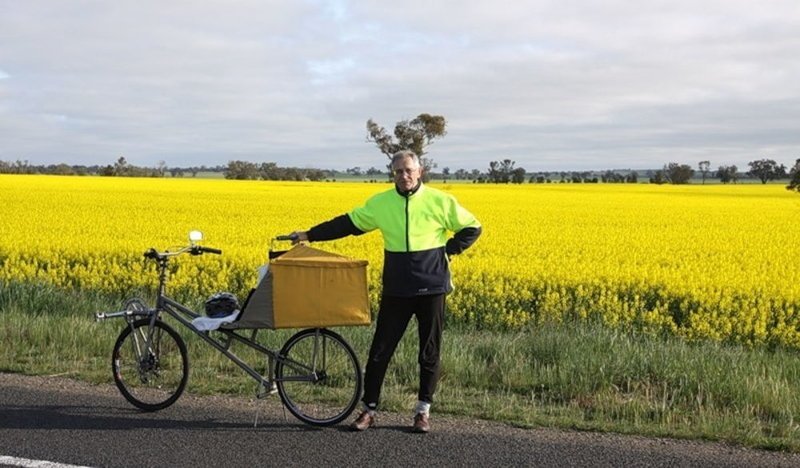 60-летний золотодобытчик объехал всю Австралию на лежачем велосипеде, который изобрел сам