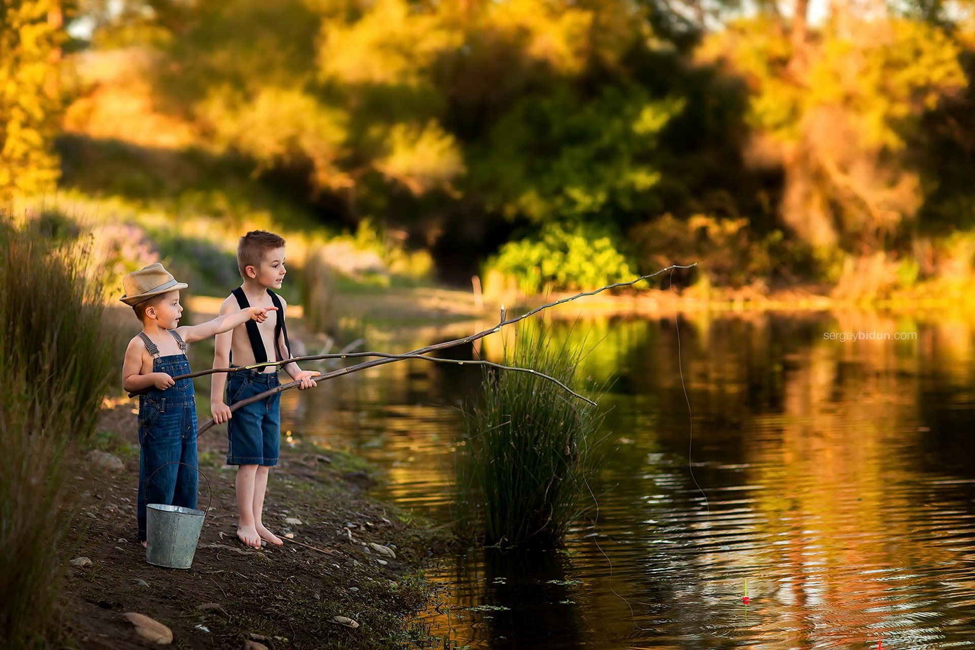 Подружка речка. Дети и природа. Малыши на берегу озера. Дети на берегу речки. Детская фотосессия у реки.