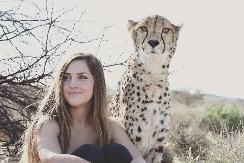 Красотка из Швеции нашла свой дом в африканской саване, где проживает рядом с гепардами