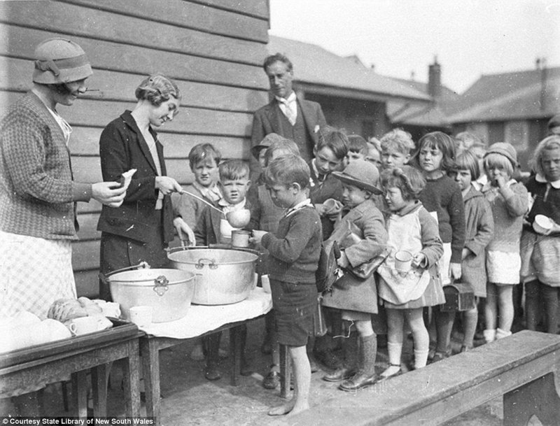 Дети в очереди за бесплатным супом у здания начальной школы в Белморе, 1934 г.