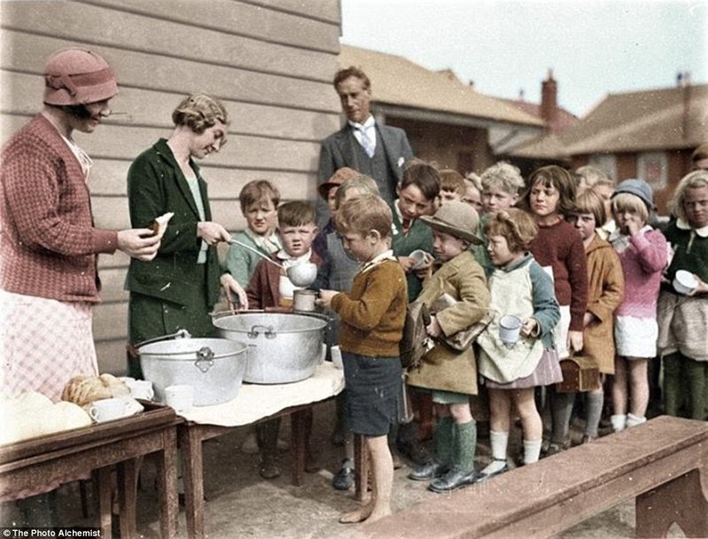 Дети в очереди за бесплатным супом у здания начальной школы в Белморе, 1934 г.