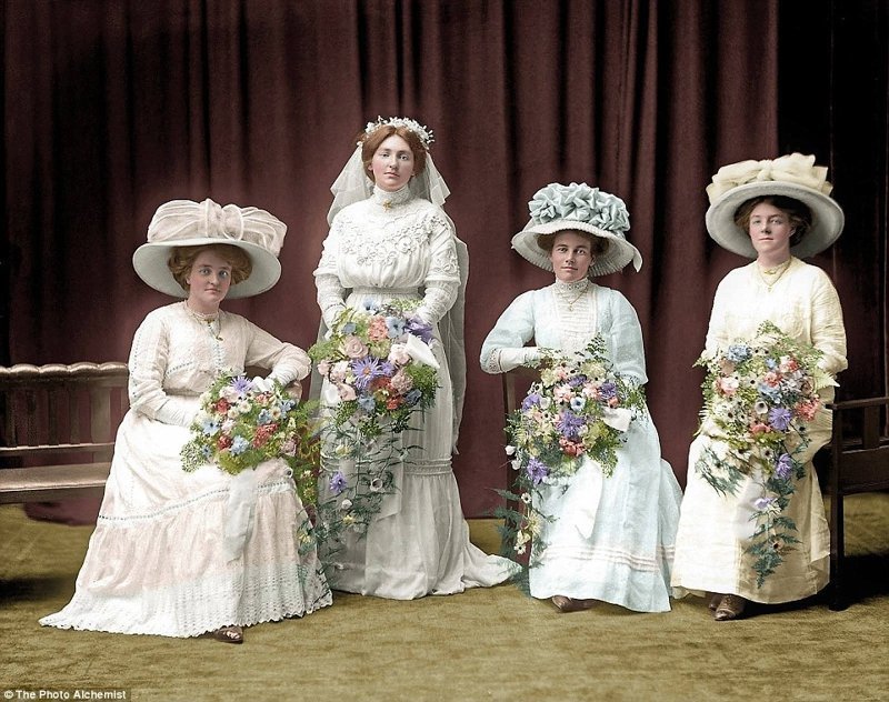 Невеста и три подружки невесты с букетами в руках, 1911 г.