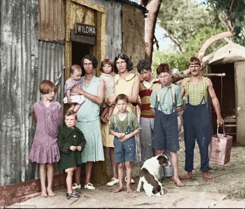 Семья рядом со своим скромным жилищем. Новый Южный Уэльс, во время Великой депрессии в Астралии, 1932 г.