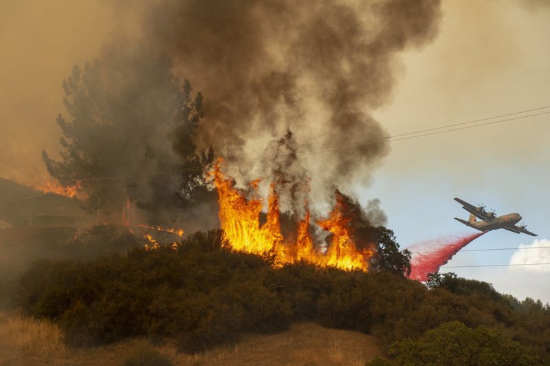 Ужасающие кадры огненного торнадо, пронесшегося по Калифорнии