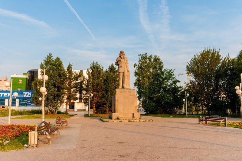 Памятник Дмитрию Ивановичу Менделееву на пересечении Комсомольского проспекта и проспекта Менделеева