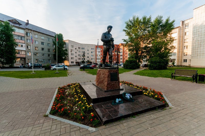 Памятник Александру Ефремову в сквере "Тобольской правды", улица Семёна Ремезова