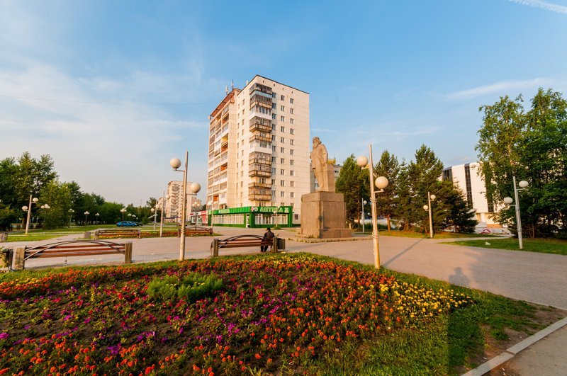 Памятник Д.И. Менделееву на пересечении проспектов Комсомольского и Менделеева