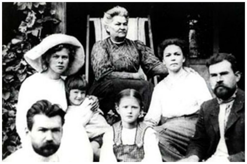 Олег Константинович Антонов с семьей (маленький мальчик с мамой)