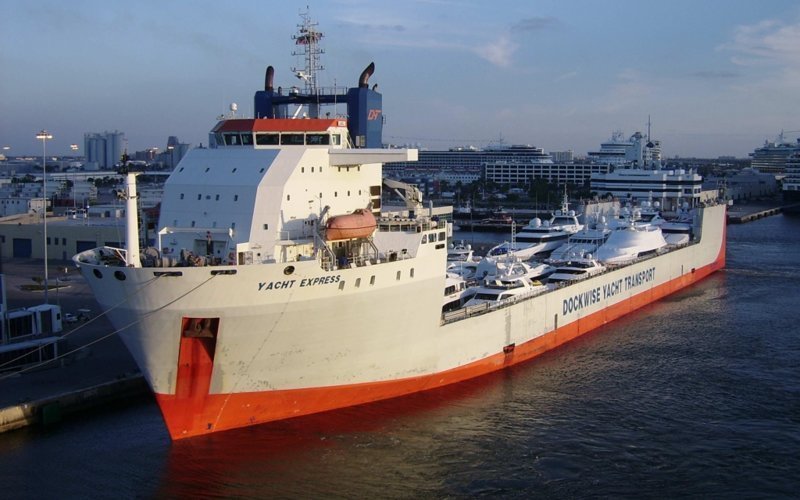 Полупогружное судно «Yacht Express» для перевозки яхт и катеров