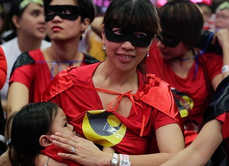 Филиппинские матери кормят грудью ради жизни детей