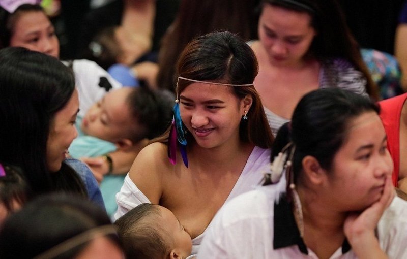 Филиппинские матери кормят грудью ради жизни детей