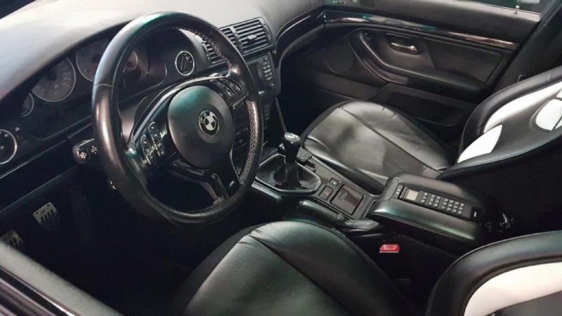 Купить BMW M5 E39 с необычным тюнингом предлагают за 34 750 евро. Для справки: пробег авто составляет 136 500 км.