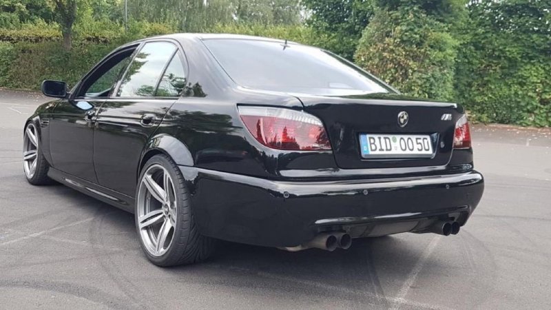 Передняя часть и фонари BMW M5 E60 не очень-то сочетаются с боковинами седана Е39. Непонятно, зачем владелец потратил целых 25 тыс. евро на переделку.