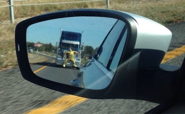 "Увидел ЭТО в заднем зеркале - чуть не подпрыгнул"