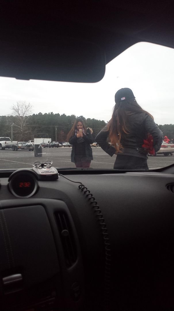 "Они, кажется, не заметили, что я в машине. Может, погудеть?"