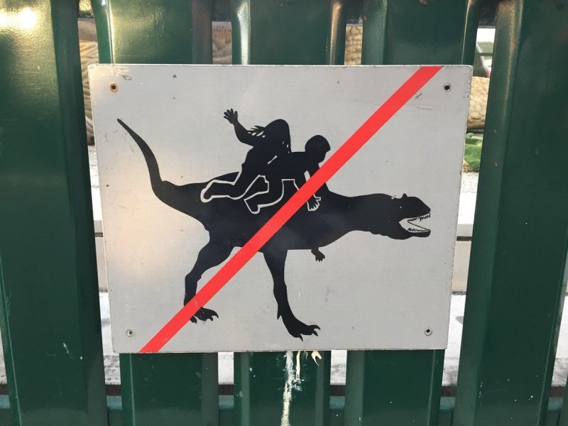 Кататься на тираннозавре запрещается
