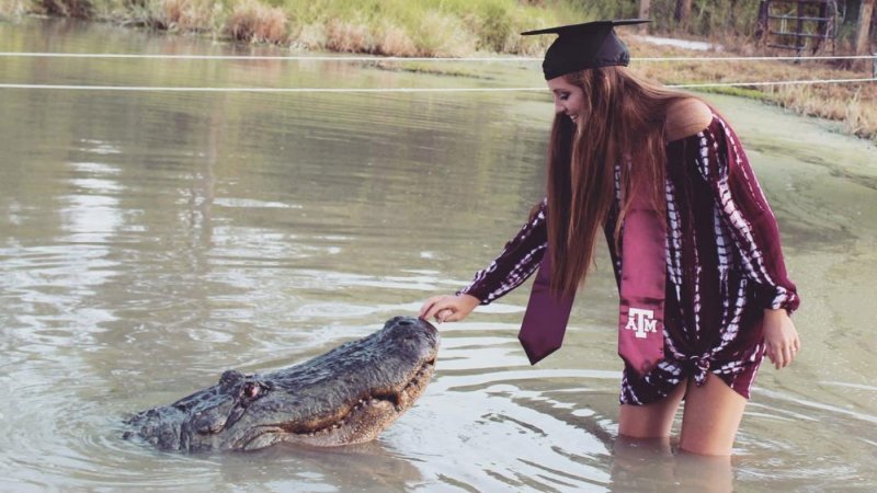Выпускница принимает поздравления крокодила