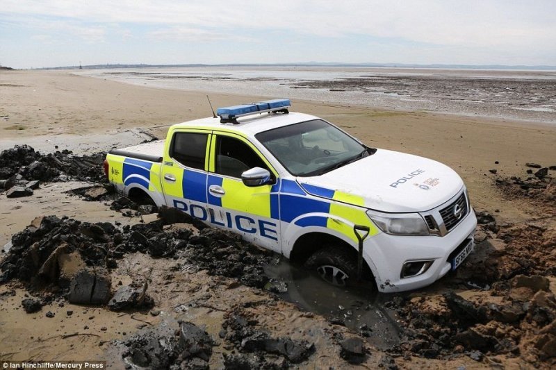 Полицейские занимались поисками пропавшей женщины, когда колеса автомобиля увязли в песке.