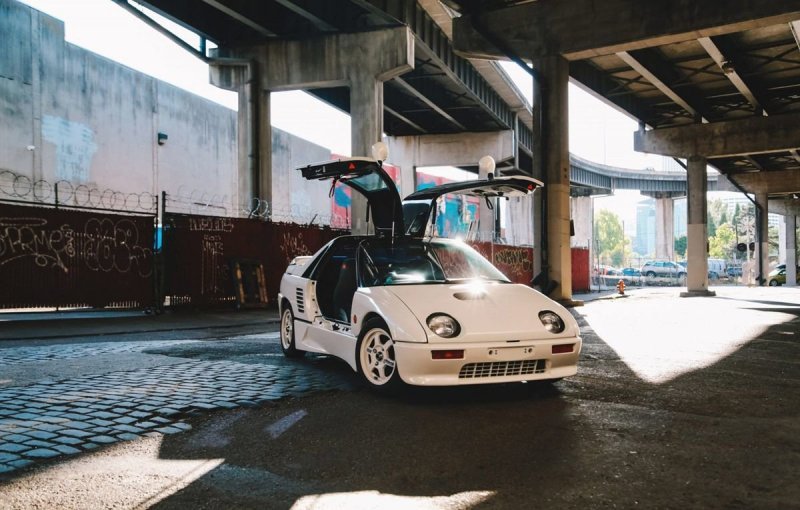 Mazda Autozam AZ-1: маленький двухместный спортивный автомобиль с "крыльями чайки"