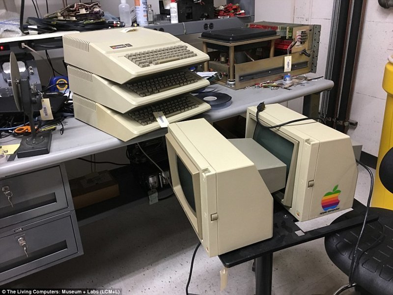 Один из первых компьютеров Apple II, изобретенный Стивом Возняком и выпущенный в 1977 году