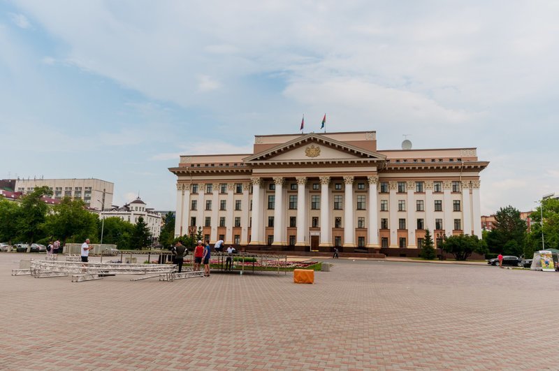 Центральная площадь, здание Правительства Тюменской области