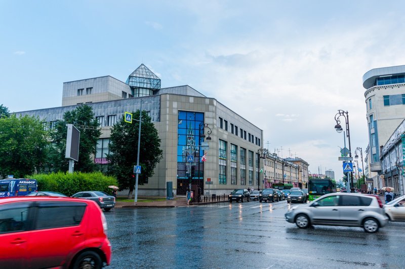 Торговый центр "Москва", пересечение улиц Первомайской и Республики