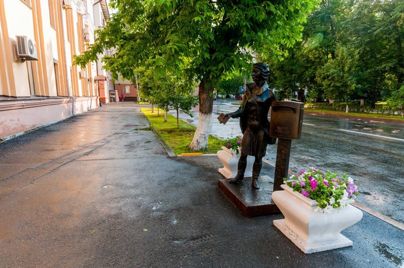 Памятник почтальону (скульптор В. Золотухин)