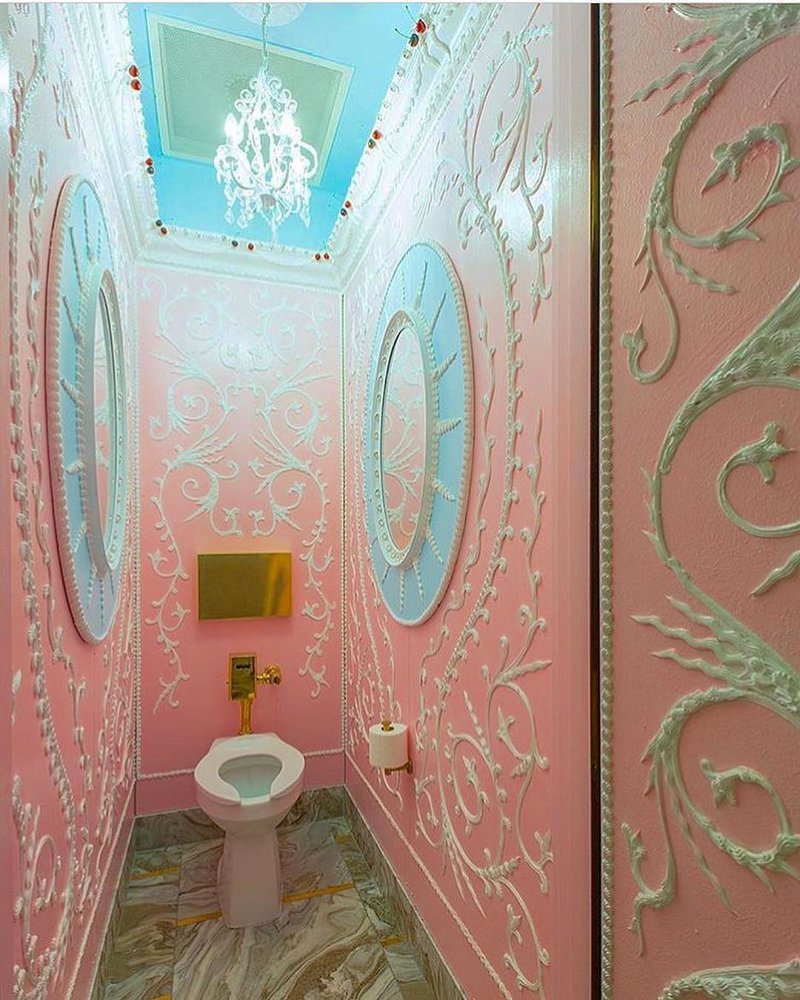 Волосатая лестница, розовая комната и другие необычные интерьеры