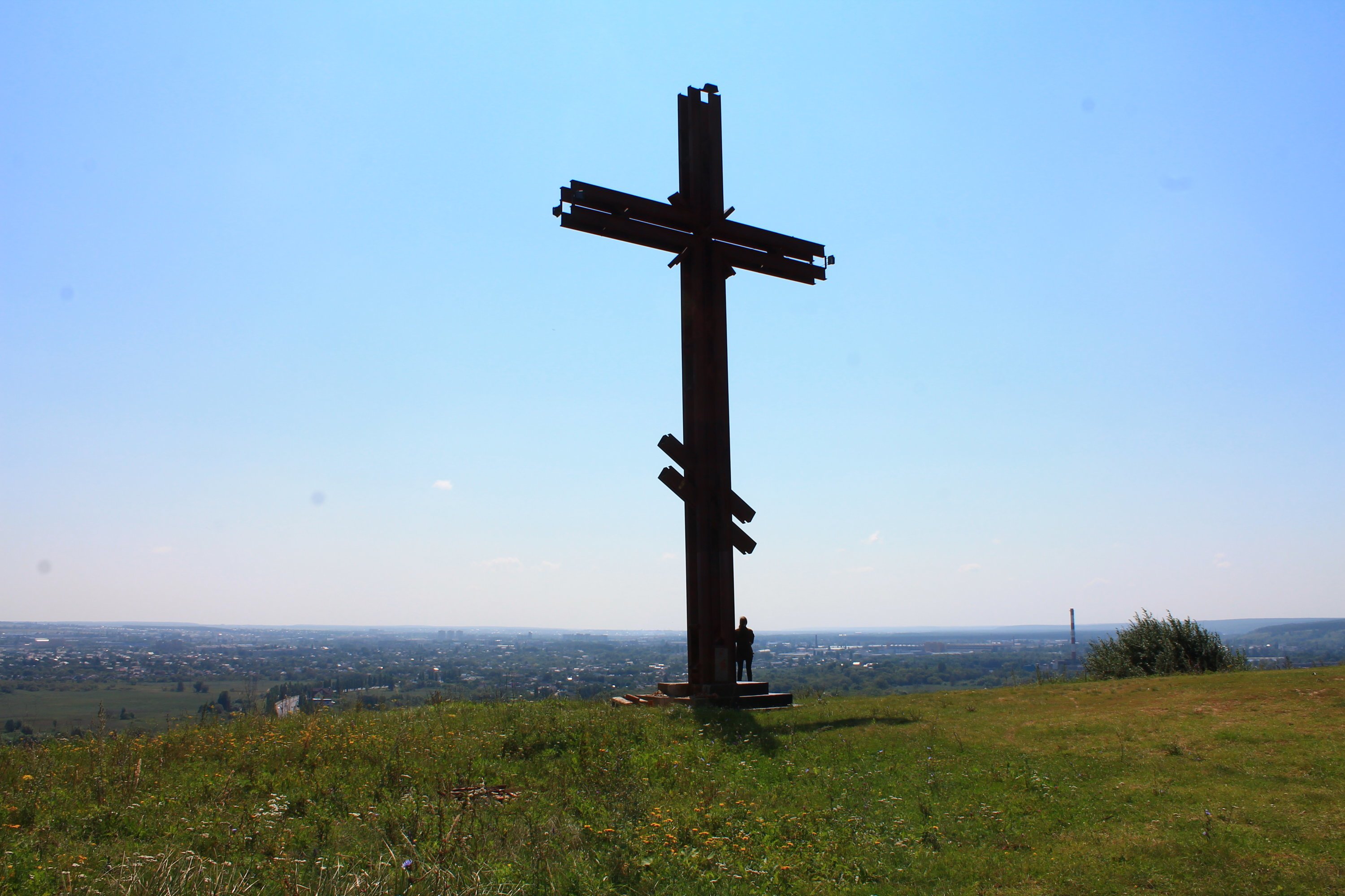 Крест сальск. Поклонный крест Белгород. Крест на Поклонной горе Белгород. Крест в Белгороде на горе.